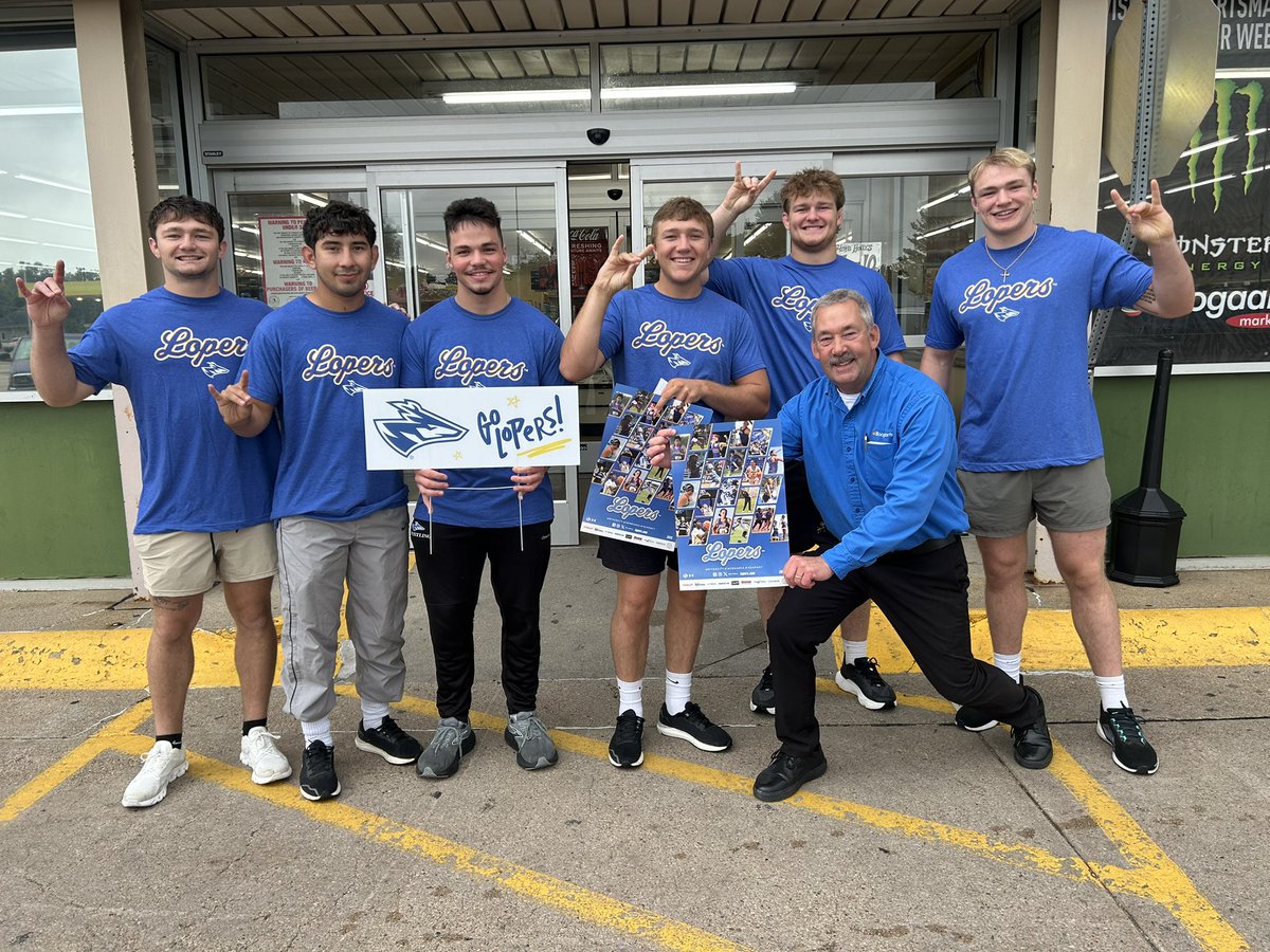 Serving up smiles at Boogarts! 😁🍴 Thanks for showing the Lopers some love! <a href="/UNK_Athletics/">UNK Athletics</a> <a href="/loperwrestling/">UNK Loper Wrestling</a> #LopesUp🤘 #HereComeTheLopers #PowerOfTheHerd #boogaartsmarket