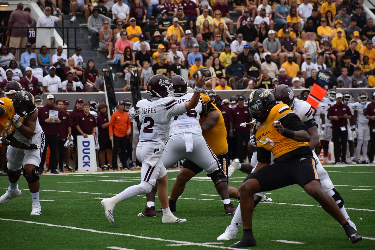 The end of the first quarter score:  Mississippi State 10 Southern Miss 3.  Bulldogs Quarterback Blake Shapen was 7-10, 82 yards, 1 Touchdown and 1 Interception.