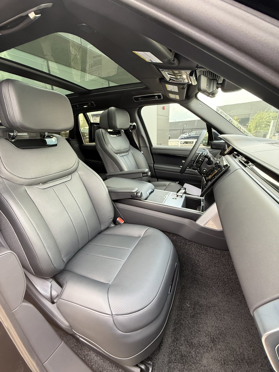jlrhoustontx's tweet image. Experience the peak of performance this Labor Day Weekend. Meet the Range Rover SV. 

bit.ly/3z2zr88