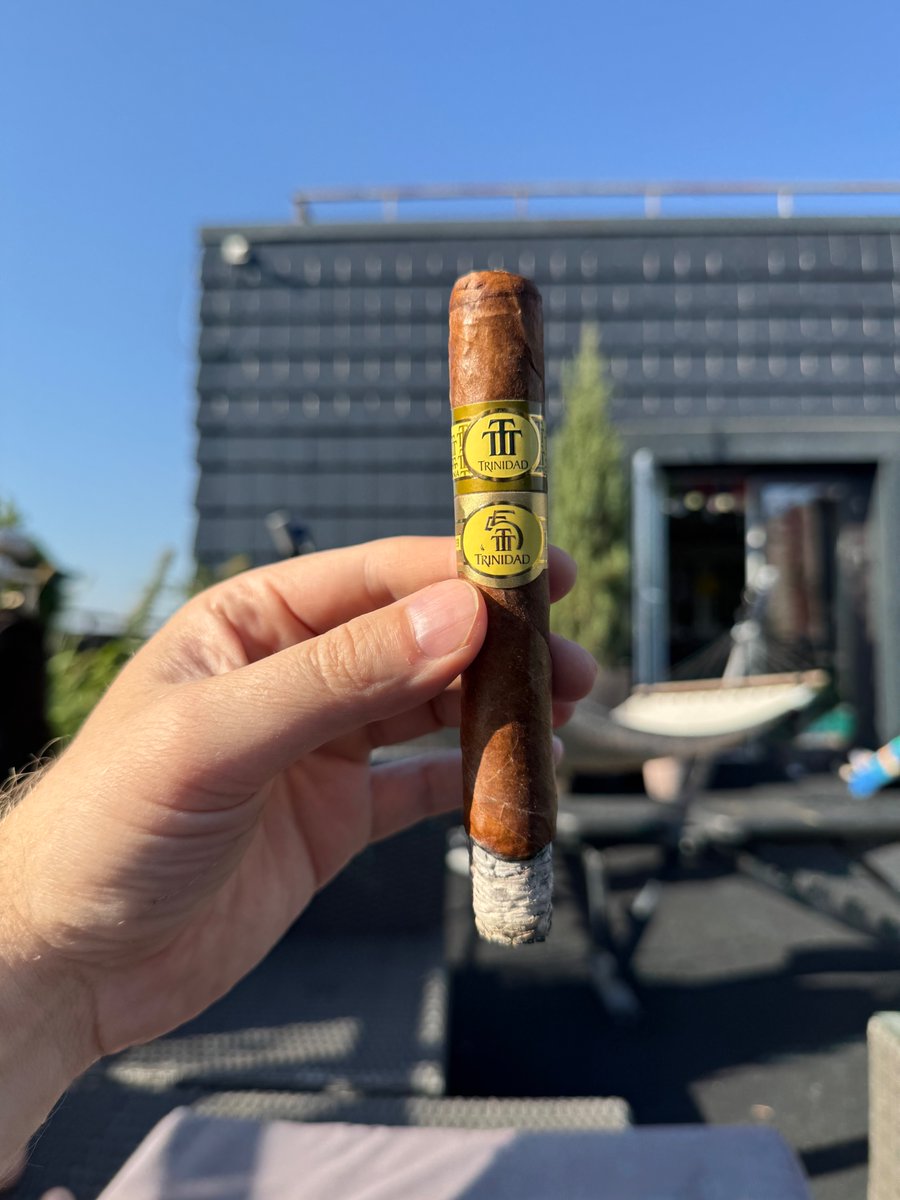 Провожаю лето с Trinidad Robustos Extra: отличная тяга, кремовое начало с древесной сладостью и легкой перчинкой, затем ваниль и бархатные ореховые ноты. Идеальна в любое время дня! #Сигары #Trinidad