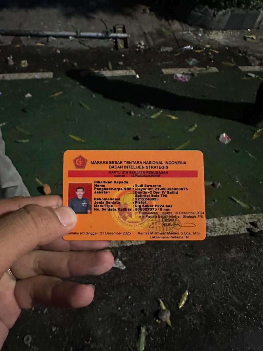 MamanPiyulReborn🇯🇴 (@mamanpiyul) on Twitter photo Seorang Provokator dikabarkan terciduk Polisi saat Demo di Pejompongan
Ternyata Anggota BAIS (Badan Intelejen Strategis) TNI
Ada ID nya Gaes
Nama : Sudi Suwarno
Pangkat : Mayor Infanteri
Apakah benar ini Pak <a href="/prabowo/">Prabowo Subianto</a>? Seorang Provokator dikabarkan terciduk Polisi saat Demo di Pejompongan
Ternyata Anggota BAIS (Badan Intelejen Strategis) TNI
Ada ID nya Gaes
Nama : Sudi Suwarno
Pangkat : Mayor Infanteri
Apakah benar ini Pak <a href="/prabowo/">Prabowo Subianto</a>?
