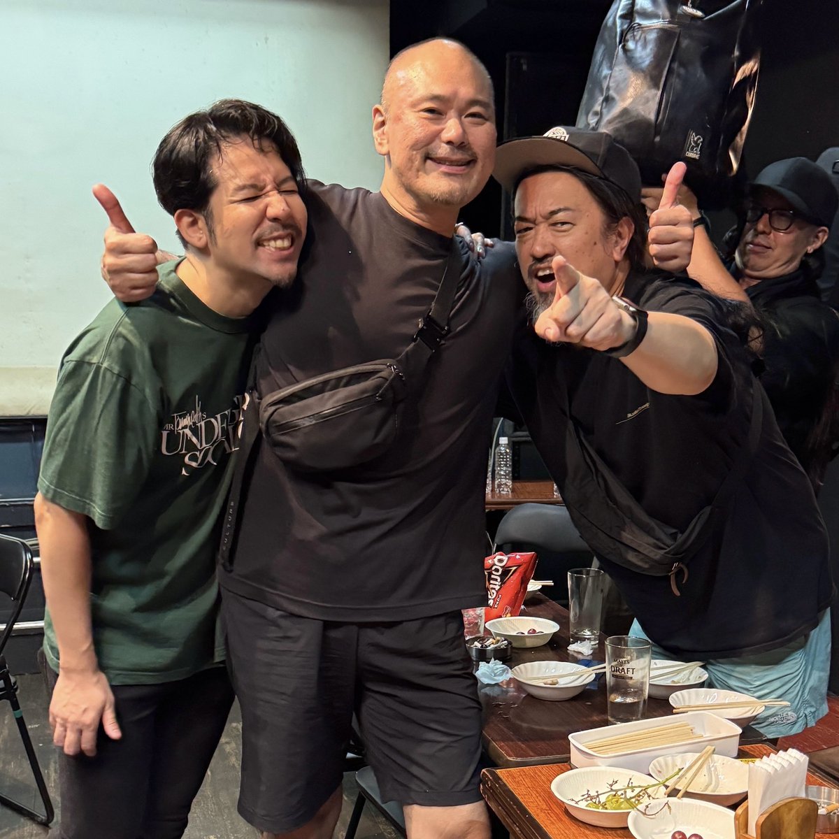 皆起きてるよね、今日はありがとう！

国内で最も好きなバンドの一つ、Kamomekamomeとやっとガチンコ出来ました、袖で泣いてたよ俺は

'ジャンル' なんて貧弱な括りでなく、広義での‘芸術'、見てる方向は同じで、方法が違うだけ、光に向かう道すがら こんな最高な仲間達と逢えて幸せだ、ありがとう。