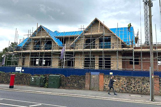 Crowdstacker's tweet image. Raising the roof at Chalkwell Avenue - This development in Leigh-on-Sea is on one of the most sought after roads and just a two minute walk from the sea front.

The most recent update from the site shows that the main construction is complete, and most notably the roof is about…