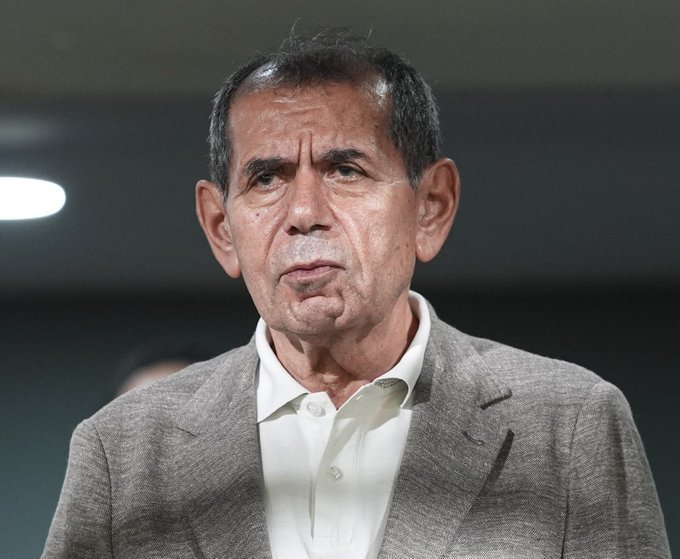 Stad müdürün dayak yer bir halta yaramazsın, Tüm transferlerine girer fazla para harcamana sebep olurlar onada reaksiyon veremezsin, Siyasilere boyun eğersin, Sen ne halta yararsın #Dursunözbekistifa