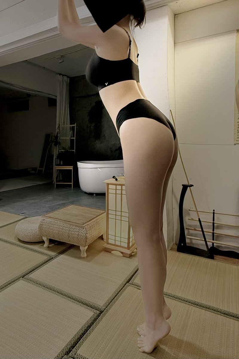 thisisrinaaaa's tweet photo. 今天來參加@TicklingClub 的第一個活動，活動辦的好棒！主辦方有安排很多破冰和遊戲環節氣氛超級好，完全不會冷場。 和主人一起報名了活動的開場表演，這裡超級感謝54姐姐@fivefour0123 幫忙協調，真的玩的很開心🥰

這次終於圓了被群t的夢，先是被綁在籠子里，主人喊大家都來tk我，被按著頭用tk棒玩耳朵玩到渾身都麻麻的。

之後被綁在刑架上供大家玩弄，從頭到腳連脖子都被銬起來了只能被迫踮起腳，肋骨完全露出來根本躲不了，被搔到一直在尖叫，真的癢到不行🥺主人還壞壞的慫恿大家不要停，他在旁邊看戲😡（但其實內心爽翻了，好喜歡主人壞壞）最後被玩到腿都在抖累到站不住才請求放過休息😭下來之後真的人都懵掉了

感謝大家和我的互動，超级喜歡在活動上認識新朋友～這次台灣之旅收穫滿滿！希望未來有更多機會和大家多多交流