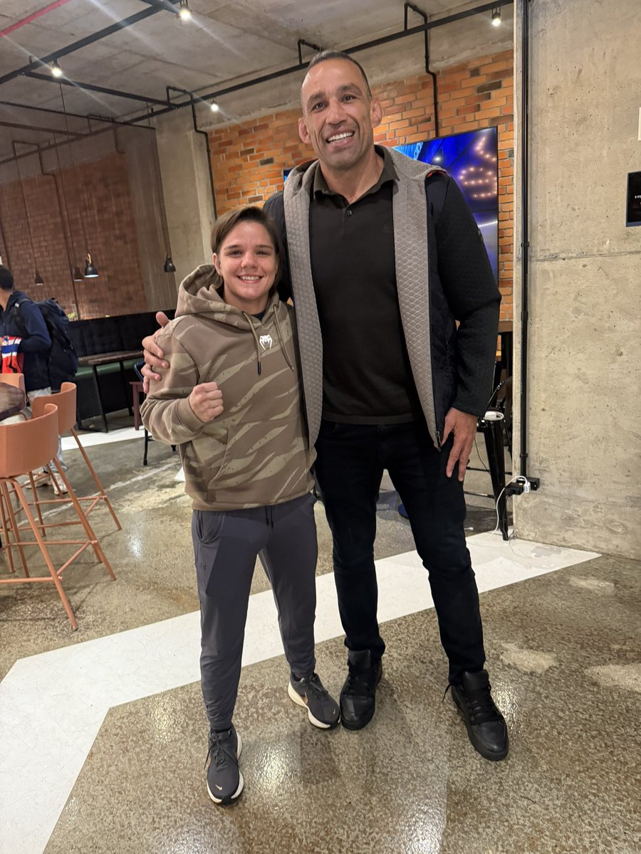 ArianeSorrisoo's tweet photo. Sou fã!! @FabricioWerdum 
E temos uma coisa em comum, “Brigadeiro” BOM é só o doce! 
👻 ❌ https://t.co/2oZ4tnmhpq