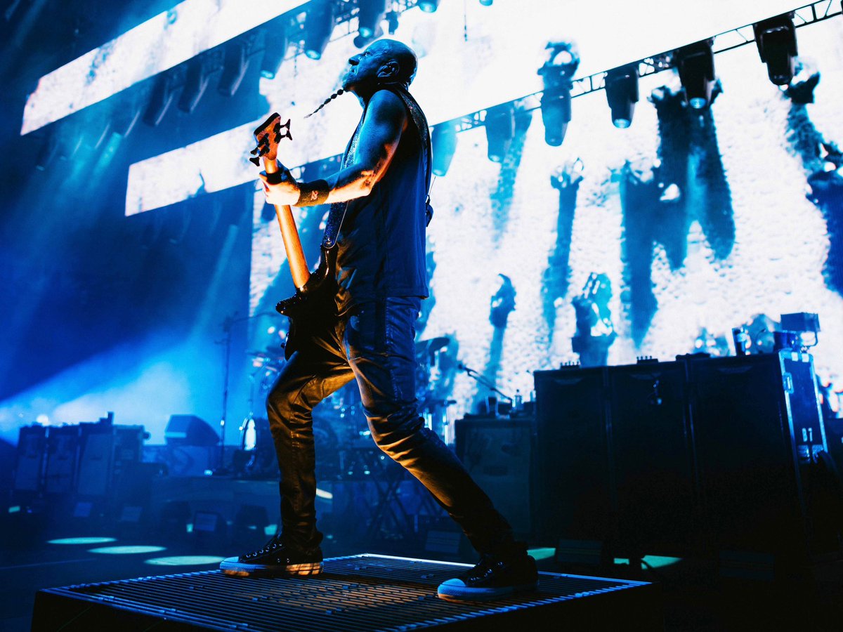 System Of A Down (@systemofadown) on Twitter photo 100,000 of you spinning around…
Chicago, you’re up next.
📷: Anthony Tran + <a href="/audiomassacre/">Clemente Ruiz</a> 100,000 of you spinning around…
Chicago, you’re up next.
📷: Anthony Tran + <a href="/audiomassacre/">Clemente Ruiz</a>