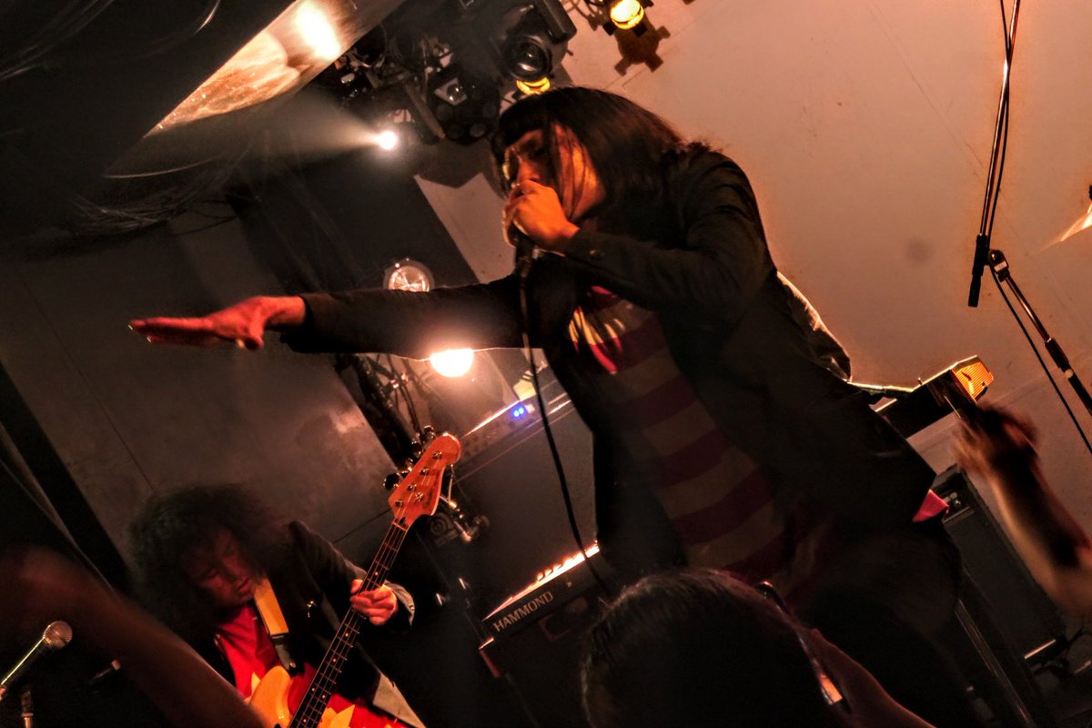 今宵は下北沢ERAへ。
久びさ過ぎるオータムスが更に格好良さとキレッキレステージで堪らん楽し過ぎたやんね〜。
やっとこ見れたエチュバリアの怒涛の音色に心刺さりまくりやしヒーローズの力強く優しい空気に顔はほころぶし円盤少女の身体が揺れずにゃいられん軽快リズムも楽し過ぎたばいよ。