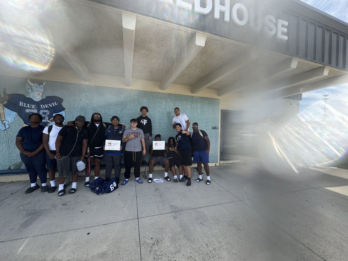 <a href="/ballout_kaleb/">Kaleb Wyche</a> Got Donuts For His O-Line This Morning They Made Sure He Didn't Get Touched Last Night  Got To Take Care His Guys In The Trenches <a href="/RecruitingVHSFB/">Varina HS Football Recruiting</a> <a href="/804Varsity/">804 Varsity</a> <a href="/coachmlew/">Coach Marcus Lewis</a>
