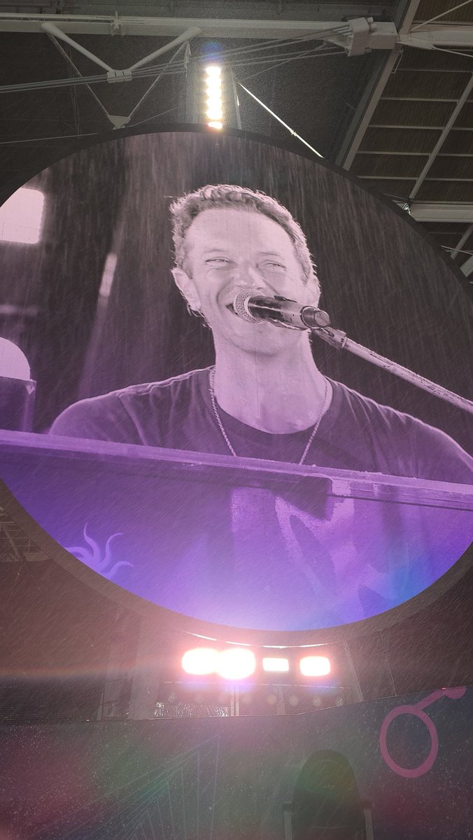 VivaColdplay's tweet image. Ele não perde a chance de zoar... "Eu sei que muitos de vocês querem estar no chuveiro com o Guy. Agora é a sua chance!" 

Chris não presta 🤣

📸 @neilenore 

#ColdplayWembley 🇬🇧
