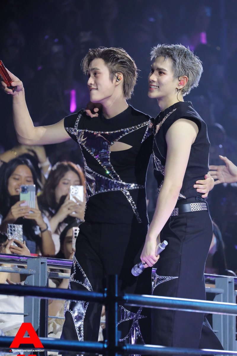 เขินคนนึงจับไหล่ คนนึงกอดเอวมาก โคตรจะแสดงความเป็นเจ้าของ ไอบ้าเอ๊ยย ㅠㅠㅠㅠㅠㅠㅠㅠㅠㅠ

GEMINI FOURTH TO THE FUTURE #GFAWAKEConcertD1
#GeminiFourth #เจมีไนน์โฟร์ท