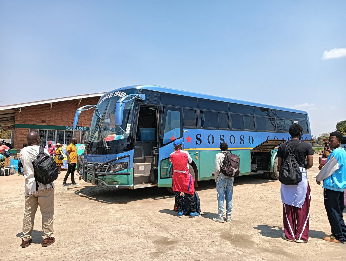 exitworker's tweet image. マラウイのムズズから首都リロングウェまでバスで移動。約360㌔、乗車8時間で4万クワチャ（3400円）。夜9時前に郊外のターミナルで降ろされたが周辺は真っ暗。世界最貧国とあって首都なのに街灯すらない。何とかバイクタクシーつかまえて宿にたどり着いた。やれやれ。#アフリカ縦断　#マラウイ