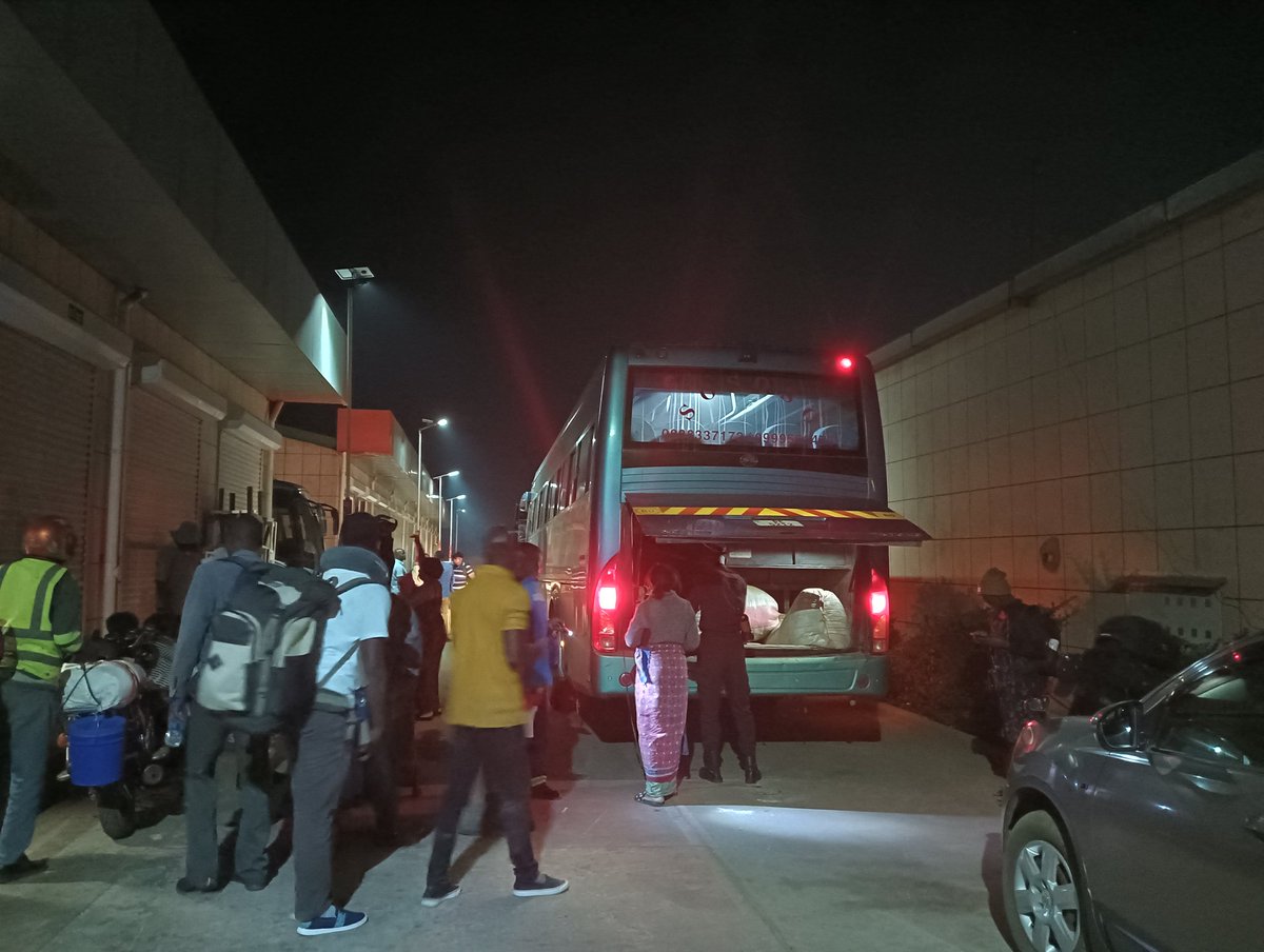 exitworker's tweet image. マラウイのムズズから首都リロングウェまでバスで移動。約360㌔、乗車8時間で4万クワチャ（3400円）。夜9時前に郊外のターミナルで降ろされたが周辺は真っ暗。世界最貧国とあって首都なのに街灯すらない。何とかバイクタクシーつかまえて宿にたどり着いた。やれやれ。#アフリカ縦断　#マラウイ