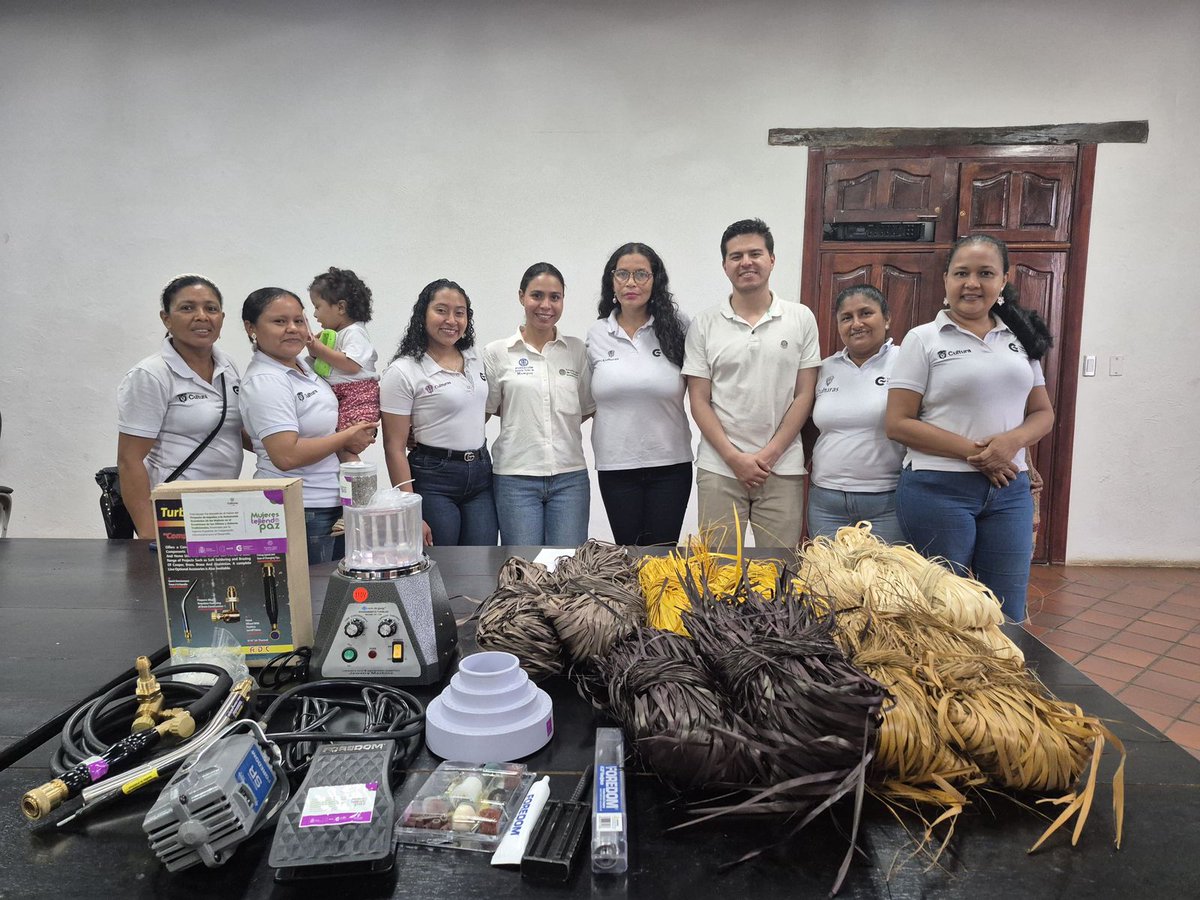 Continuamos fortaleciendo la autonomía económica de las mujeres en Colombia 🇨🇴 

Entregamos capital semilla a 12 mujeres egresadas de la #EscuelaTaller de Mompox para potenciar sus ideas de negocio y fortalecer sus oficios en joyería y artesanía.