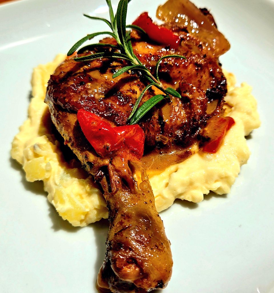 Ht_Gourmet's tweet image. Show me what&apos;s in your plate this weekend my Twitter friends!
Mine is &quot;Braised Chicken thighs deglazed with wine over a creamy mashed potatoes&quot;. Bon apetit!
#mashedpotatoes #Chicken #meats #heathlyfoods #foodpic #foodporn