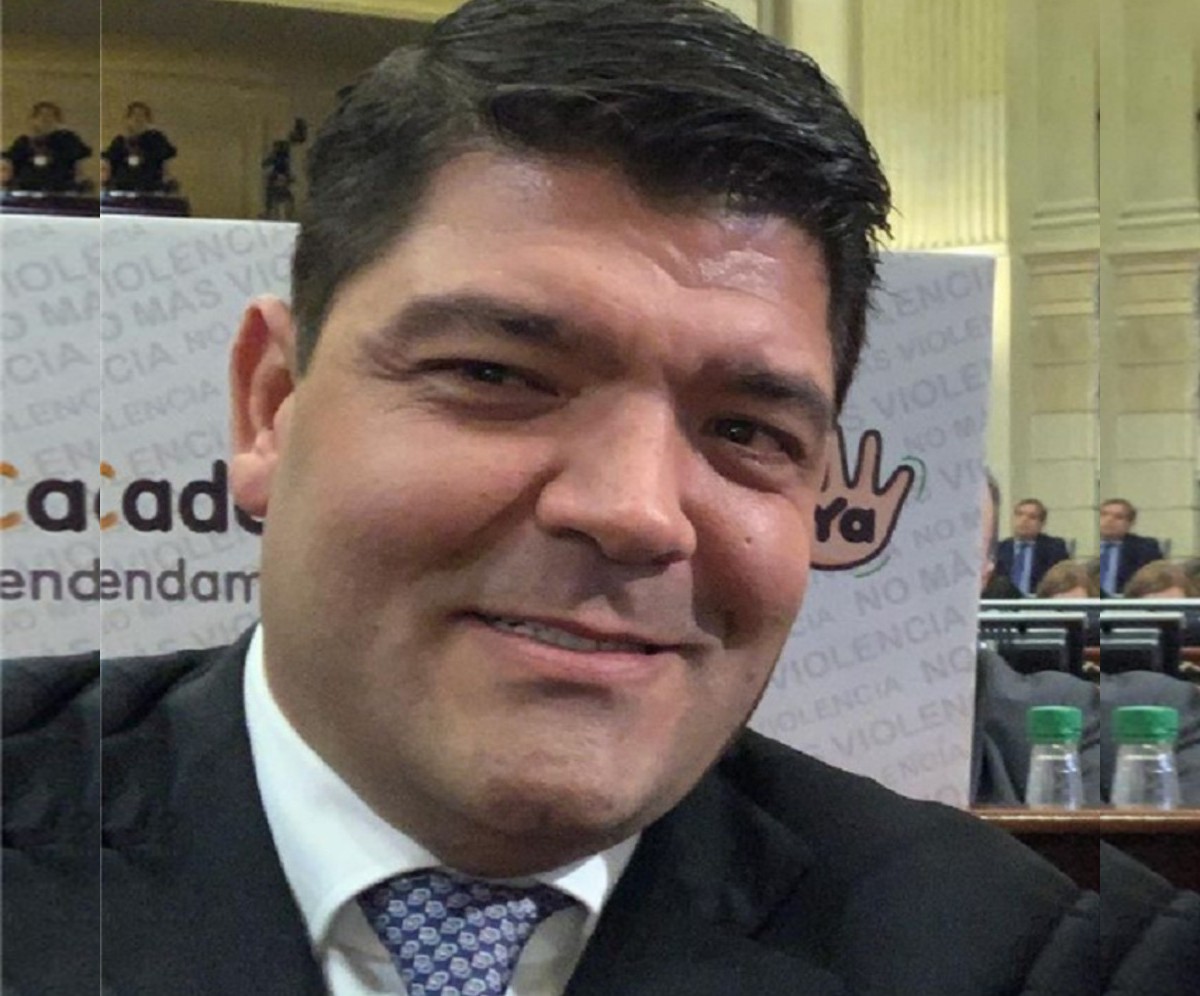 En Antioquia operaba una “SAE paralela”: reuniones de Juan Diego Gómez, su hermano y funcionarios para mover bienes en extinción de dominio. La <a href="/CorteSupremaJ/">Corte Suprema de Justicia</a> los investiga.
¿Hasta cuándo políticos usando lo decomisado a la mafia como botín?