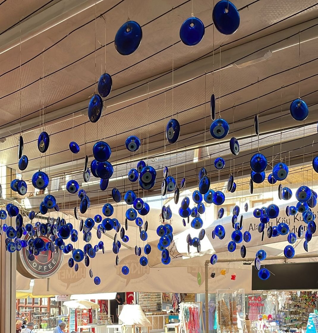 Bir hayalden geldim ben,
Bir hayal verdim sana,
Mavi-yeşil bir hatıra: işte dünya

#birhankeskin #şirince #şarap #mahzen #alaçatı #çeşme #umut #yineyeniden #cumartesi #iyiakşamlar