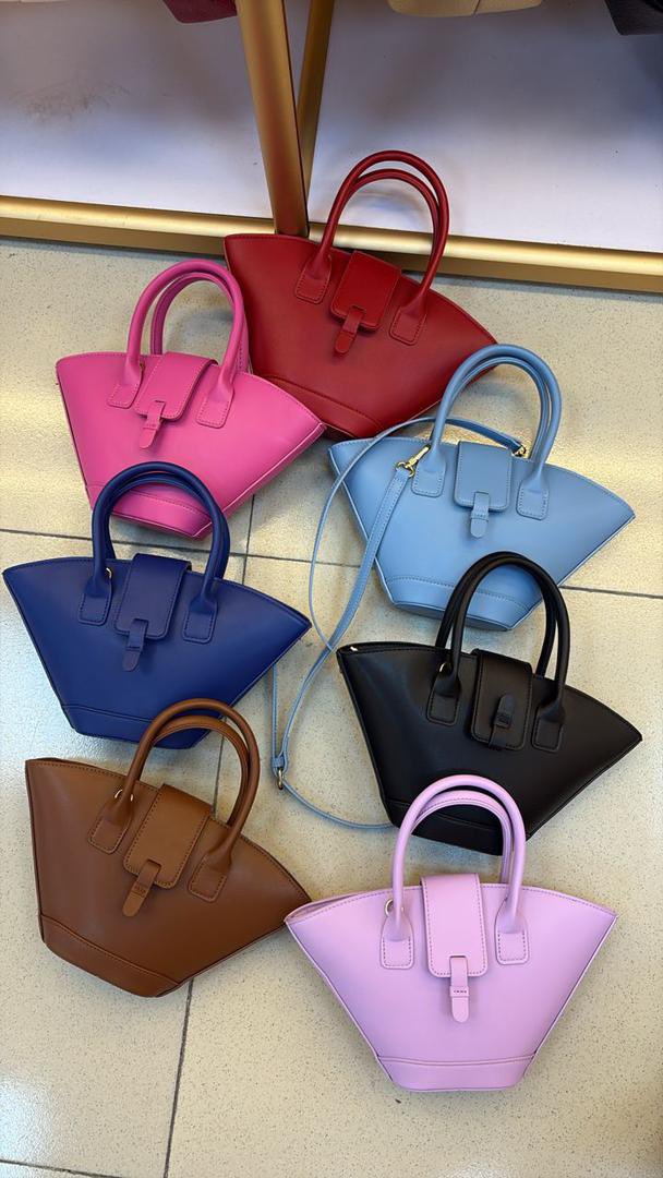 HauwaLau's tweet photo. I beg you in the name God don’t pass without retweeting my hustle please 🥹🙏🏽

          🌹Fashion side bags🌹

         Available on ground 

Price: 🏷️  

Location; Kano 

WhatsApp: 09125182179 https://t.co/QfHmAjKGhK