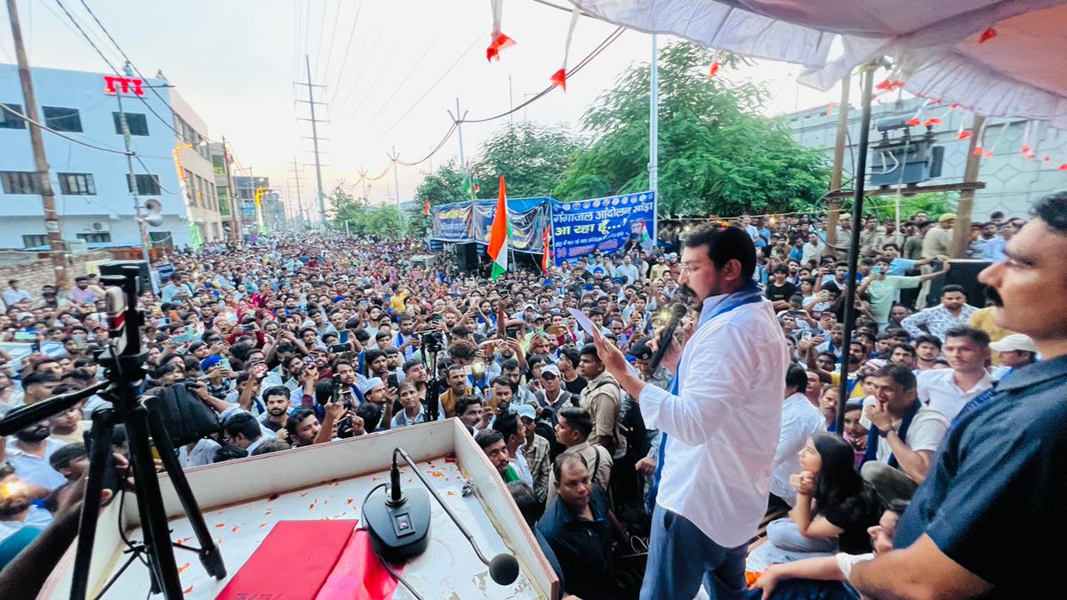 Chandra Shekhar Aazad (@bhimarmychief) on Twitter photo рдЬрд╝рд┐рд▓рд╛ рдЧрд╛рдЬрд╝рд┐рдпрд╛рдмрд╛рдж рдХреА рдЦреЛрдбрд╝рд╛ рдХреЙрд▓реЛрдиреА рдХреА 12 рд▓рд╛рдЦ рдХреА рдЖрдмрд╛рджреА рдкреНрдпрд╛рд╕ рдФрд░ рдЕрдкрдорд╛рди рд╕реЗ рддрдбрд╝рдк рд░рд╣реА рд╣реИ, рд▓реЗрдХрд┐рди рд╕рд░рдХрд╛рд░ рдЪреИрди рдХреА рдиреАрдВрдж рд╕реЛ рд░рд╣реА рд╣реИред рдкреАрдиреЗ рдХреЗ рдкрд╛рдиреА рдХреА рдХрд┐рд▓реНрд▓рдд рд╣реЛ рдпрд╛ рд╢реНрдорд╢рд╛рди рдШрд╛рдЯ рдХрд╛ рдЕрднрд╛рд╡ тАФ рдпрд╣ рд╕рд┐рд░реНрдл рд▓рд╛рдкрд░рд╡рд╛рд╣реА рдирд╣реАрдВ, рдмрд▓реНрдХрд┐ рдЬрдирддрд╛ рдХреЗ рдЕрдзрд┐рдХрд╛рд░реЛрдВ рдХрд╛ рдЦреБрд▓рд╛ рд╣рдирди рд╣реИред
рдЗрд╕ рдЕрдиреНрдпрд╛рдп рдХреЗ рдЦрд┐рд▓рд╛рдлрд╝ рднреАрдо рдЖрд░реНрдореАтАФрдЖрдЬрд╝рд╛рдж рд╕рдорд╛рдЬ рдкрд╛рд░реНрдЯреА рдЬрд╝рд┐рд▓рд╛ рдЧрд╛рдЬрд╝рд┐рдпрд╛рдмрд╛рдж рдХреА рдЦреЛрдбрд╝рд╛ рдХреЙрд▓реЛрдиреА рдХреА 12 рд▓рд╛рдЦ рдХреА рдЖрдмрд╛рджреА рдкреНрдпрд╛рд╕ рдФрд░ рдЕрдкрдорд╛рди рд╕реЗ рддрдбрд╝рдк рд░рд╣реА рд╣реИ, рд▓реЗрдХрд┐рди рд╕рд░рдХрд╛рд░ рдЪреИрди рдХреА рдиреАрдВрдж рд╕реЛ рд░рд╣реА рд╣реИред рдкреАрдиреЗ рдХреЗ рдкрд╛рдиреА рдХреА рдХрд┐рд▓реНрд▓рдд рд╣реЛ рдпрд╛ рд╢реНрдорд╢рд╛рди рдШрд╛рдЯ рдХрд╛ рдЕрднрд╛рд╡ тАФ рдпрд╣ рд╕рд┐рд░реНрдл рд▓рд╛рдкрд░рд╡рд╛рд╣реА рдирд╣реАрдВ, рдмрд▓реНрдХрд┐ рдЬрдирддрд╛ рдХреЗ рдЕрдзрд┐рдХрд╛рд░реЛрдВ рдХрд╛ рдЦреБрд▓рд╛ рд╣рдирди рд╣реИред
рдЗрд╕ рдЕрдиреНрдпрд╛рдп рдХреЗ рдЦрд┐рд▓рд╛рдлрд╝ рднреАрдо рдЖрд░реНрдореАтАФрдЖрдЬрд╝рд╛рдж рд╕рдорд╛рдЬ рдкрд╛рд░реНрдЯреА