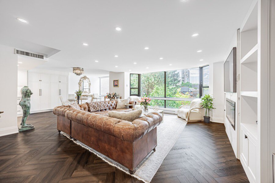 MarkR_Realty's tweet photo. Coming Soon! Over 2000 SqFt of luxury in #Yorkville! #Torontorealestate #luxurycondo #Yorkvillerealestate #Toronto #buyers #sellers #relocation #foresthill #valet #comingsoon https://t.co/X9tCAjHhdu