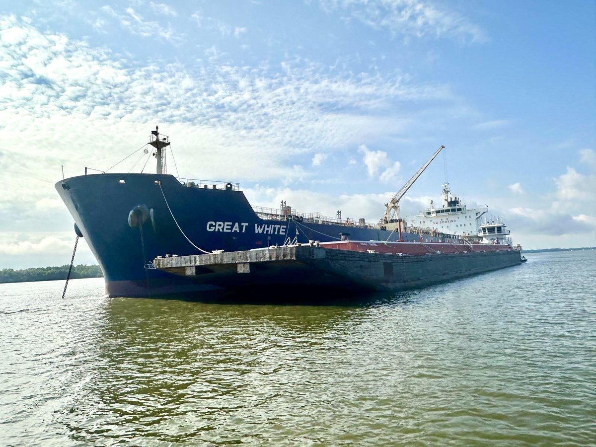 SeaportAgencies's tweet photo. ⚓ Our team in action on the Mississippi River 🌊🚢 — Ensuring smooth & safe Ship-to-Ship operations every time. Reliability you can trust, from port to port. ⛴️⚓️✨
#Shipping #Maritime #Logistics #STSTransfer #PortOperations #MississippiRiver #SeaportNOLA https://t.co/JaSyOzt0Ym