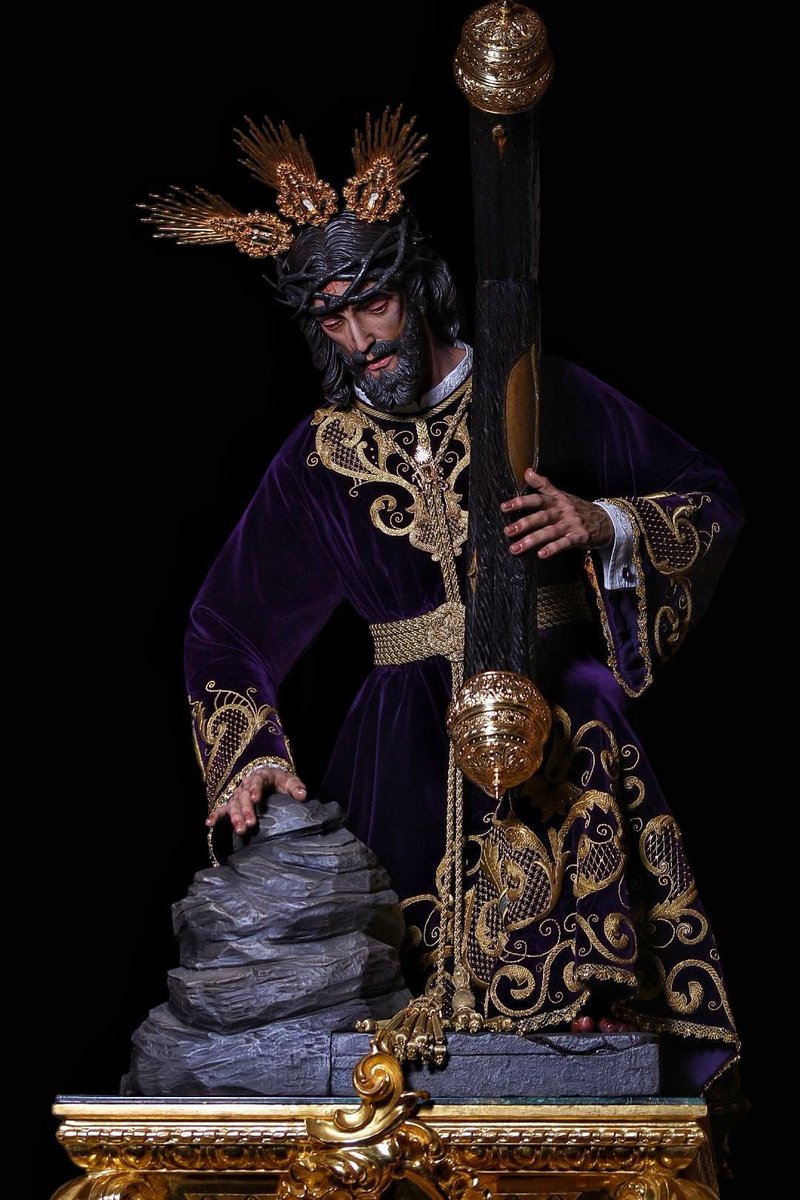 ⛪️ En el día de hoy, el Señor de los Pasos se encuentra ataviado para los actos del 10º aniversario de Coronación.

🪡 Luce la antigua túnica bordada en oro sobre terciopelo morado y potencias de Juan Borrero, con diseño de Juan Casielles.
#CofradíasMLG