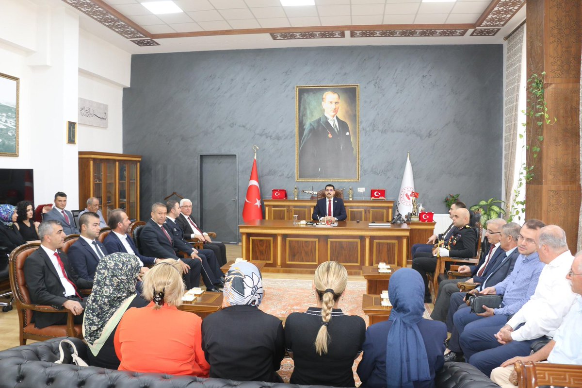 30 Ağustos Zafer Bayramının 103. yıl dönümü münasebetiyle Belediye Başkanımız Av. Haydar İKİZER, İlçe Kaymakamımız Hulusi TEKE, ilçe protokolü üyelerimiz ve siyasi parti temsilcilerimiz ile birlikte İlçe Kaymakamlığımız bahçesinde düzenlenen çelenk sunma programına katıldı.