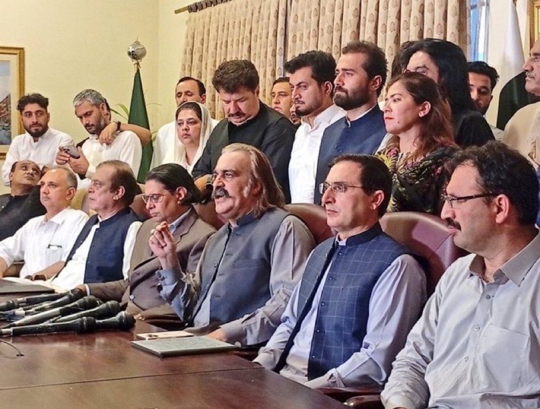یہ قیام کیسا ہے راہ میں 
تیرے ذوقِ عشق کو کیا ہوا
ابھی چار کانٹے چھبے نہیں 
تیرے سب ارادے بدل گئے

⁦<a href="/TeamiPians/">Team Insafians 𝗣𝗼𝘄𝗲𝗿</a>⁩
⁧#قومی_لیڈر_بےگناہ_بےقصور⁩
