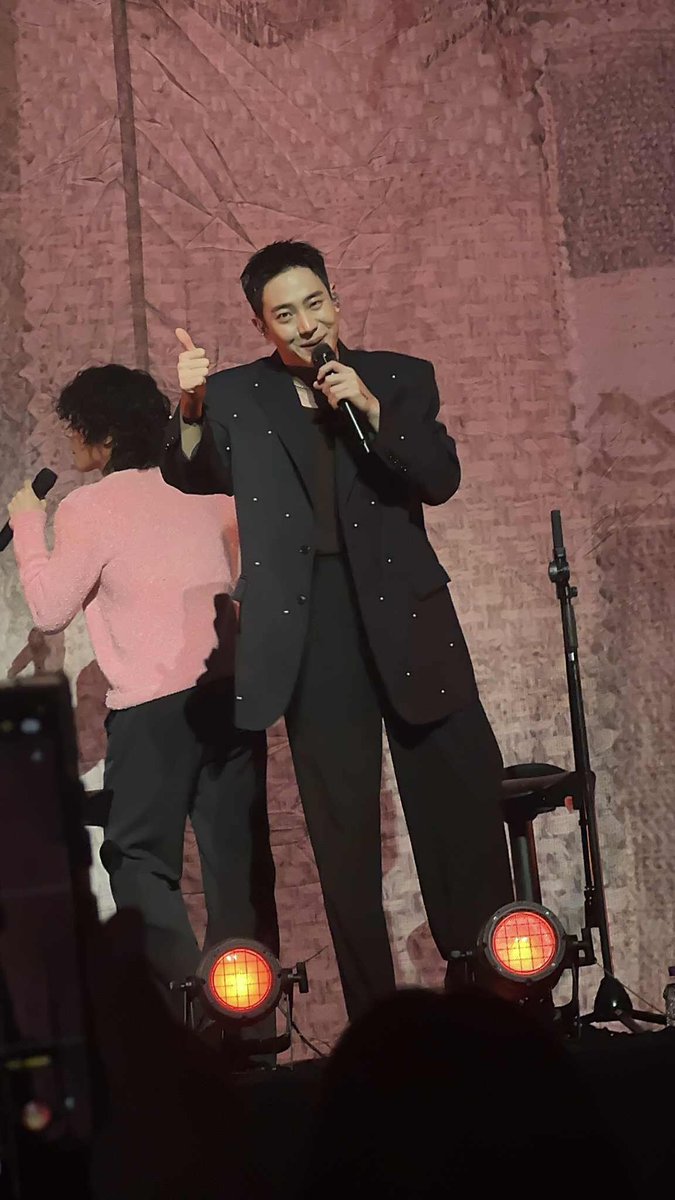 sammyisnotarice's tweet image. Magagalit si @parksbabi wag mo ko mathumbs up thumbs up jan!!! @parclassic 😆

#OnceUponAWRLDTour #TheRose