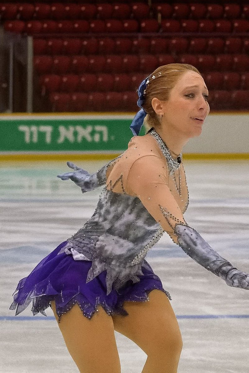 Salonda Mustafa Kemal Atatürk'ün ismini haykırarak söyleyen,
Dünya Artistik Buz Pateni Şampiyonası'nda 5.kez Dünya şampiyonu olan Milli sporcumuz            Naz  Arıcı..
 Kendisi aslında  elektirik  ve elektronik  mühendisi,bir şirkette çalışırken, 
Çok sevdiği arkadaşı ölünce +