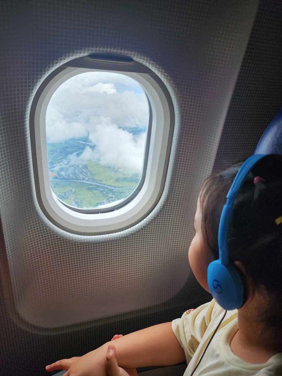 딸의 첫비행.. "우리 비행기타고 베트남 갈거야" 했더니 "보석시장 가는거예요?"라고 묻는다. 아마도 그녀는 태국 짠타부리시장에 가고싶었나보다.