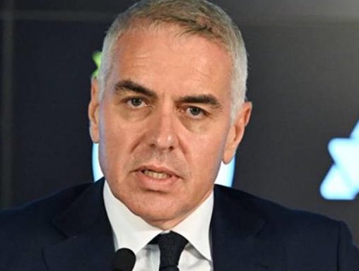 Kerem Övet: "Galatasaray neden bugünden onay veriyor Kerem'in transferine? Fenerbahçe senelerdir Galatasaray'ın bütün transferlerinde araya giriyor, işi zorlaştırıyor. Neden son güne kadar bekletip en azından Fenerbahçe'yi zora sokmuyorsun, bekletmiyorsun?