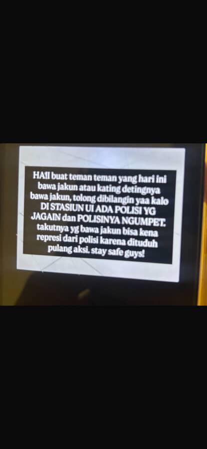 yourrr911_'s tweet photo. @ramusfractus tolong buat temen temen semuanyaa stay safe yaaa, gue baru dapet info dari sepupu gue, dia mahasiswi UI. ada polisi yg nyamar di sekitaran stasiun/transum yg geledahin tas orang orang buat cari tau mereka mahasiswa yg baru pulang demo atau bukan, ada jg yg ngikutin sampe kosan... https://t.co/KjuW5cP0Cm