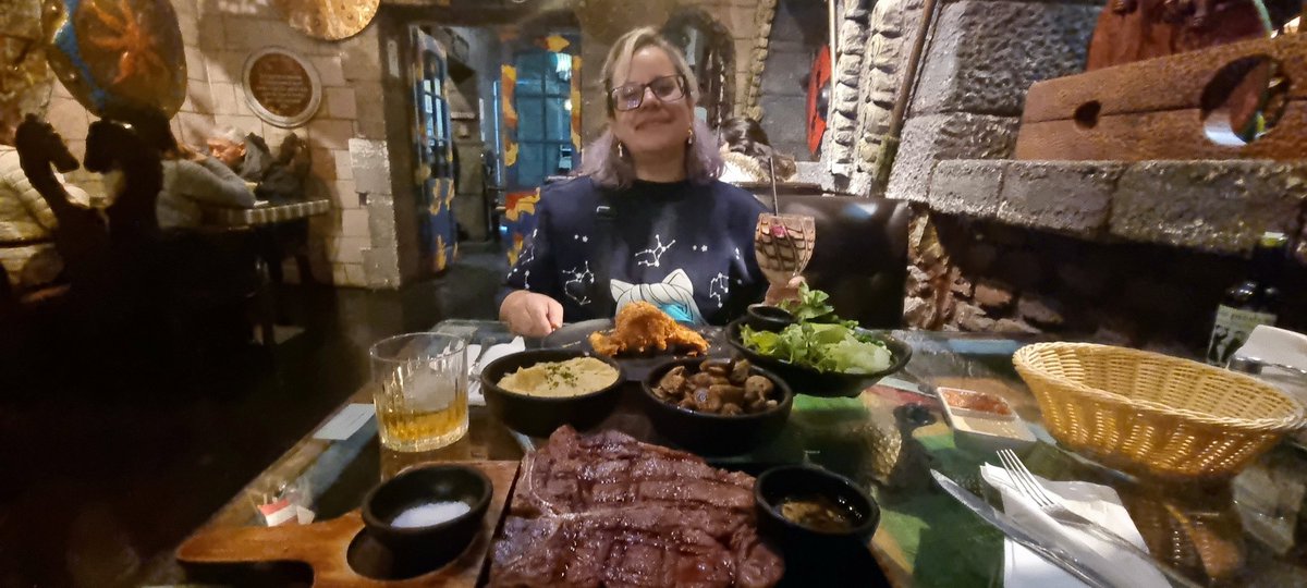 Celebrando el post cumpleaños con <a href="/koryu084/">La Jefa 🐀💚🐱</a> , digamos que tiene su cosa que en un restaurante de temática vikinga venga un cucho robot a dejar la comida.