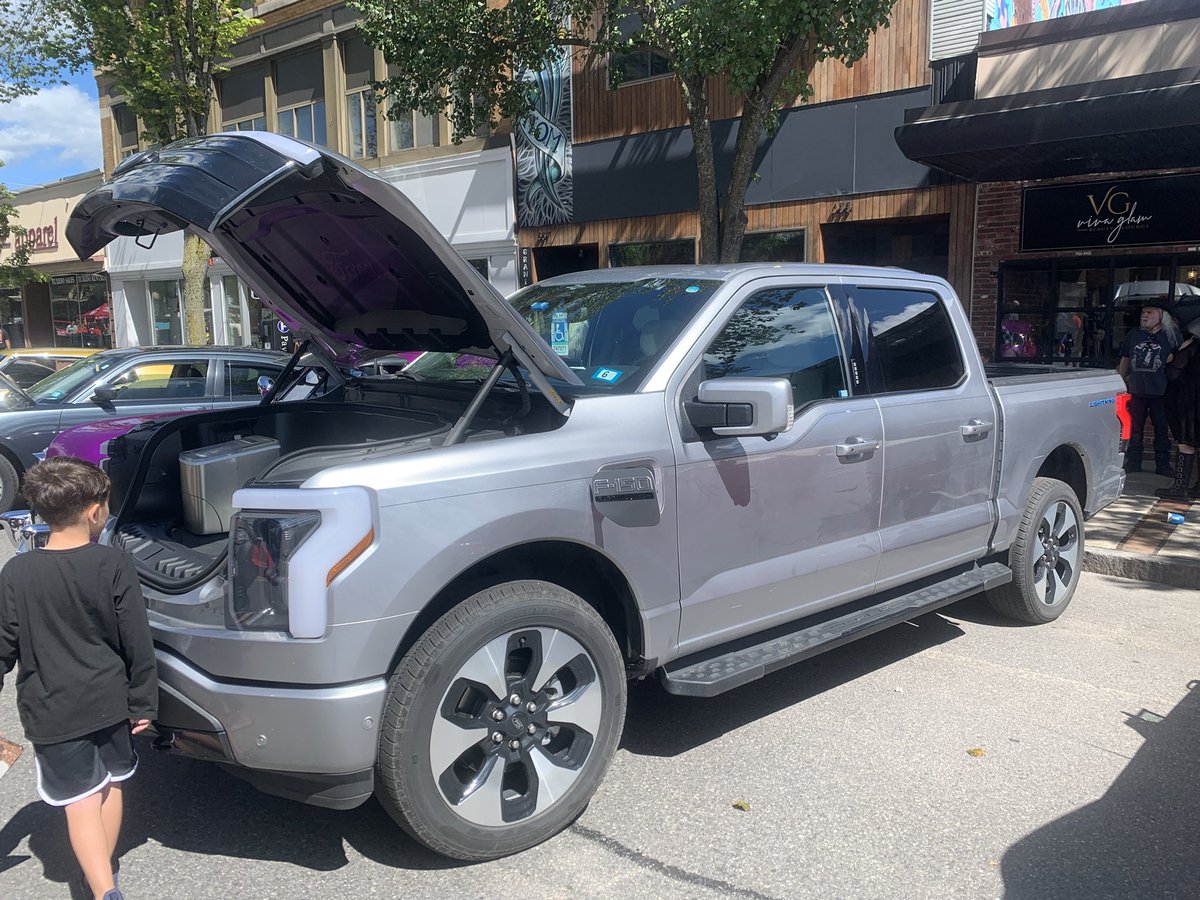 RetirementUnity's tweet image. Car show 
Manchester NH Elm 
#StayActive #SupportLocal