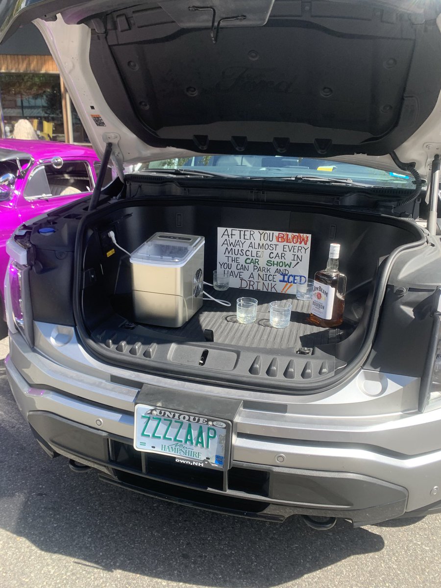 RetirementUnity's tweet image. Car show 
Manchester NH Elm 
#StayActive #SupportLocal