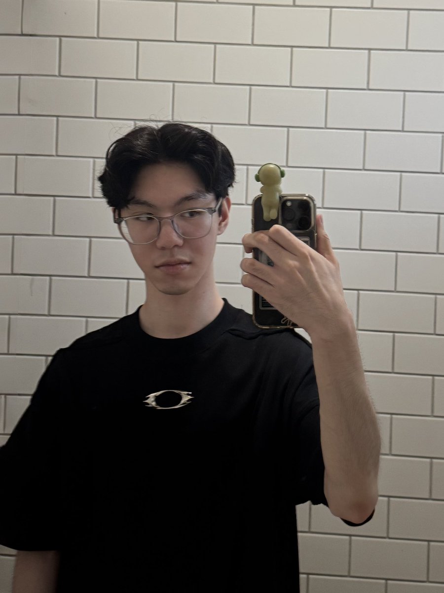 Voesyz's tweet image. 