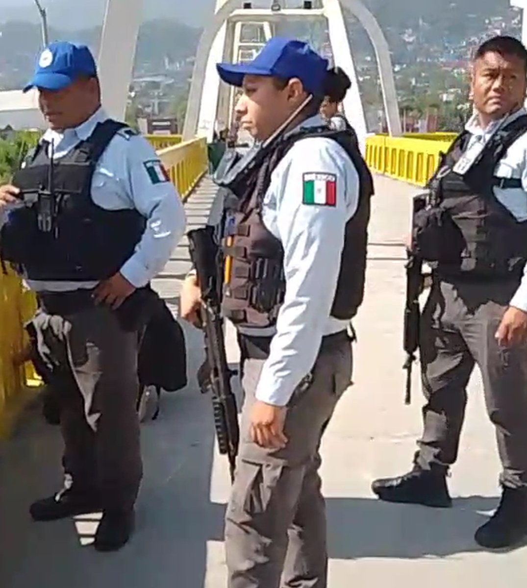 📣⚠️🚨 #AlertaUrgente Intento de detención arbitraria en Monterrey a madre buscadora integrante de colectivo Fuerzas Unidas por Nuestros Desaparecidos(as) en Nuevo León, <a href="/FUNDENL/">FUNDENL</a>
 por parte de 7 elementos de la Policía Municipal.