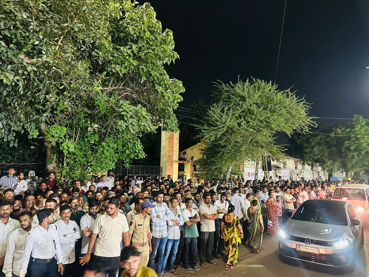 आज राजकोट की जनसभा में उमड़ा जनसैलाब ✌️

AAP विधायक <a href="/Gopal_Italia/">Gopal Italia</a> के लिए यह प्रेम और उत्साह आनेवाले गुजरात चुनाव में नया इतिहास रचेंगे 🔥

#ગુજરાત_જોડો