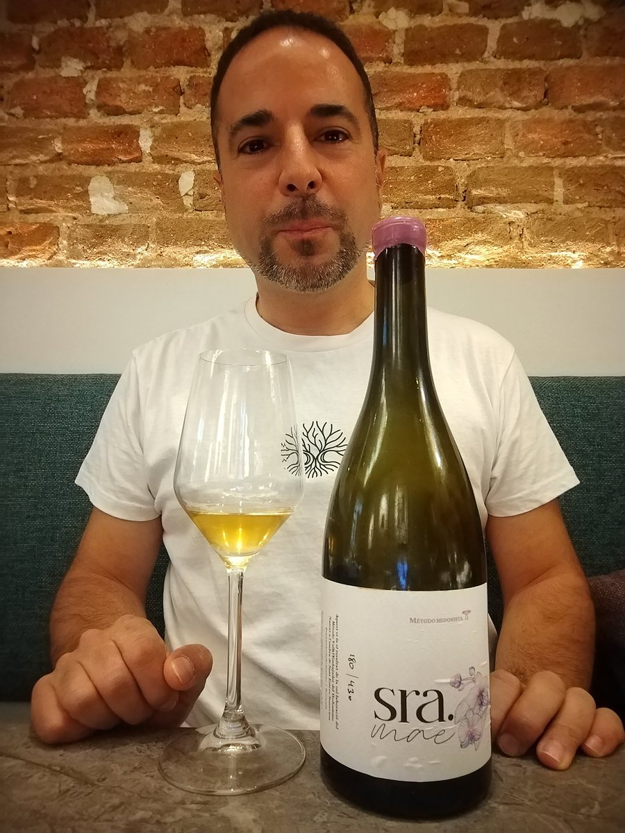 Orange wine Sra.MAE Xarel·lo and Subirat Parent (Penedes) with a beautiful golden yellow color and orange reflections. It is intense on the nose, with aromas of spices, nutmeg, and nuts such as hazelnuts standing out. It has a sweet, smoky finish with a long aftertaste.
#sramae