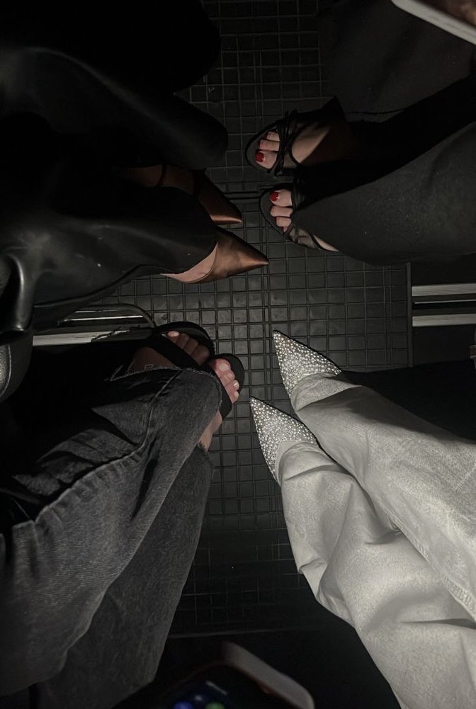 Dinner with my girlss, who’s desperate to have our feet whilst your under the table 🍱