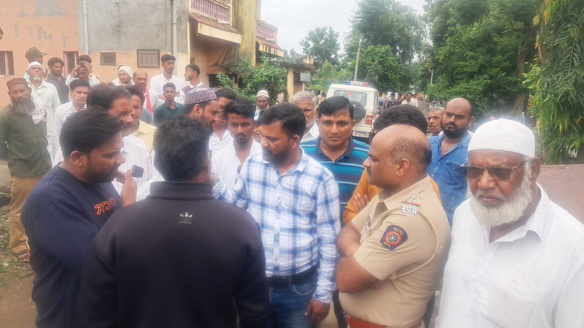 SanirSayyed's tweet photo. AIMIM JALGAON NEWS 
Date :- 30/08/2025
पूर्व सांसद व महाराष्ट्र अध्यक्ष @imtiaz_jaleel साहब और जलगांव जिला प्रभारी शारिक नक्शबंदी साहब के निर्देश पर जलगांव Aimim टीम ने दही गांव , यावल , जिला जलगांव जा कर शहिद इमरान पटेल के घर वालो से मुलाक़ात की . शहिद के वालिद यूनुस पटेल 1/2 https://t.co/t1UmIKH7K4