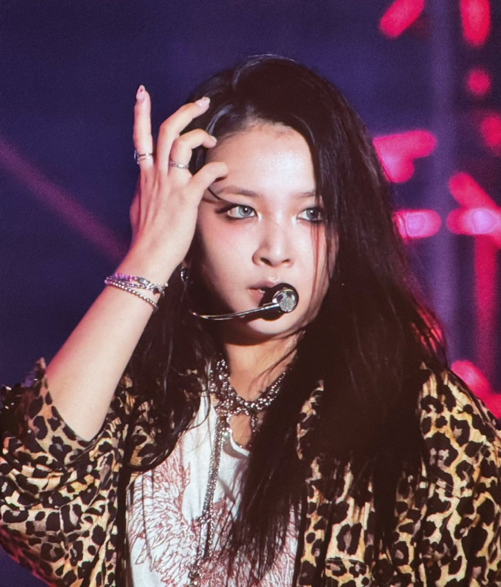 NQ96_'s tweet photo. her eyes look so stunning when she performs i live for her focused face🤲🏻 https://t.co/jVNSYGgNlo