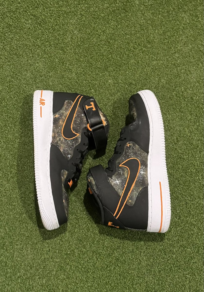 RaisingCustoms's tweet image. Watching the first UT game of the season and wondering about all the people who NEED custom shoes for game day!!! #GBO #VFL