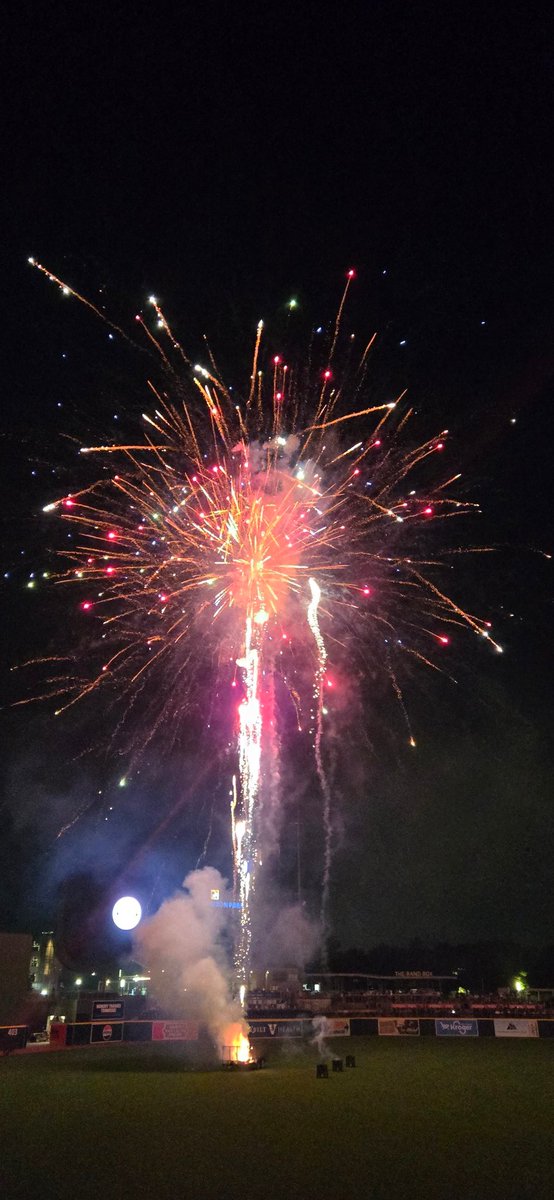 acurtis7's tweet image. Great night @FirstHorizonPrk with family and friends watching a @nashvillesounds victory! Snagging a foul ball was just one of the highlights.