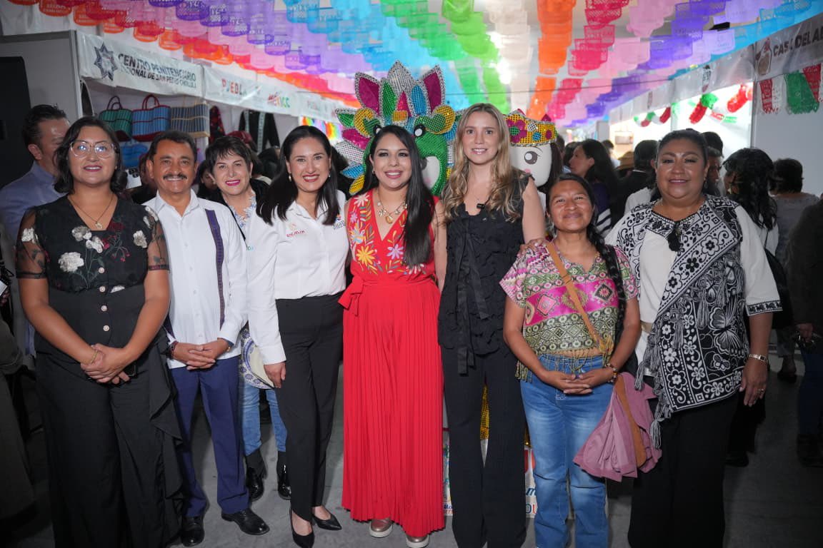 carlalopezmalo's tweet photo. ¡Los invito a disfrutar de la 75ª Feria de San Pedro Cholula! 

Acompañé a mi amiga @TonantzinFdz en la inauguración de esta gran feria, los invito a vivir nuestras tradiciones, saborear la deliciosa gastronomía y admirar la riqueza artesanal de Puebla. 

Cuenta con un Pabellón de Pueblos Mágicos y es una excelente oportunidad para disfrutar de nuestras raíces, fortalecer el turismo y la economía local. 

Bajo el liderazgo del gobernador @armentapuebla_, seguimos trabajando para que Puebla sea un destino turístico más fuerte, impulsando nuestras comunidades.

#PueblaElLatidoDeMexico #PorAmorAPuebla