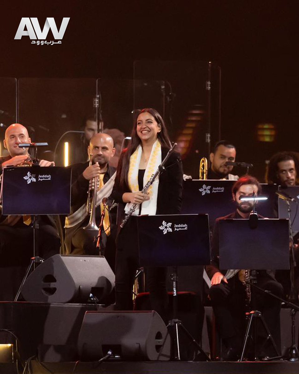 ArabwoodTV's tweet photo. الأوركسترا الحضرمية تُبدع في موسم جدة

أحيت الأوركسترا الحضرمية بقيادة المايسترو محمد القحوم حفلًا عالميًا ضمن موسم جدة، بتنظيم شركة بنش مارك، وبمشاركة أكثر من 70 فنانًا بين موسيقيين وكورال من عدة دول.

افتُتح الحفل بمقطوعة “بو صقر” لتتوالى المقطوعات التي مزجت التراث الحضرمي بتوزيعات عصرية. وشارك الفنان فؤاد عبدالواحد بأغانٍ منها غدر الليل وخنجر يماني وسط تفاعل كبير من الجمهور.
#عرب_وود