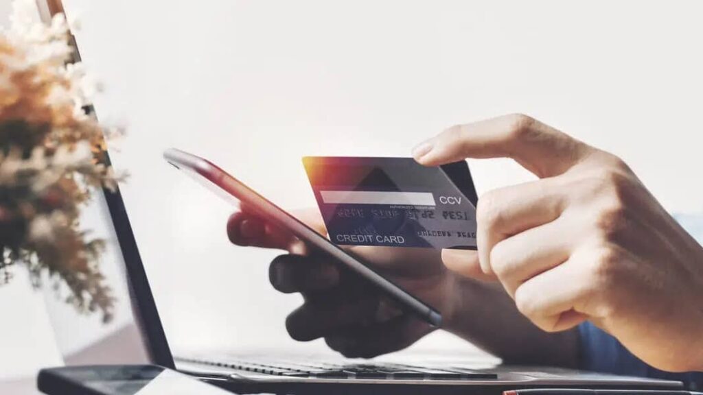 L_ThinkTank's tweet image. ❗️[  🇫🇷 FRANCE ]

🔸 Une importante panne touche le Crédit Mutuel, le CIC, le Crédit Agricole ainsi que la Société Générale : les paiements par carte sont impossibles, tout comme les retraits. Les péages sont saturés en ce retour de vacances, et les terminaux de paiement…