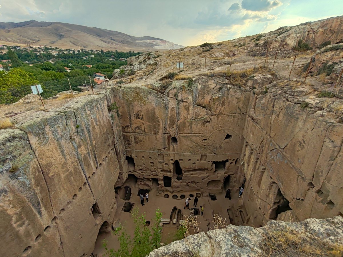 VoiceOfRuins14's tweet photo. Gümüşler : The Silver Script of Eternity

Text and more photos:
https://t.co/XTWeggJyPU

#VoiceOfRuins #DustOfTime #Gümüşler #Cappadocia #Niğde #Byzantium #Frescoes #Monastery #Archaeology https://t.co/LPIE2oa8U6