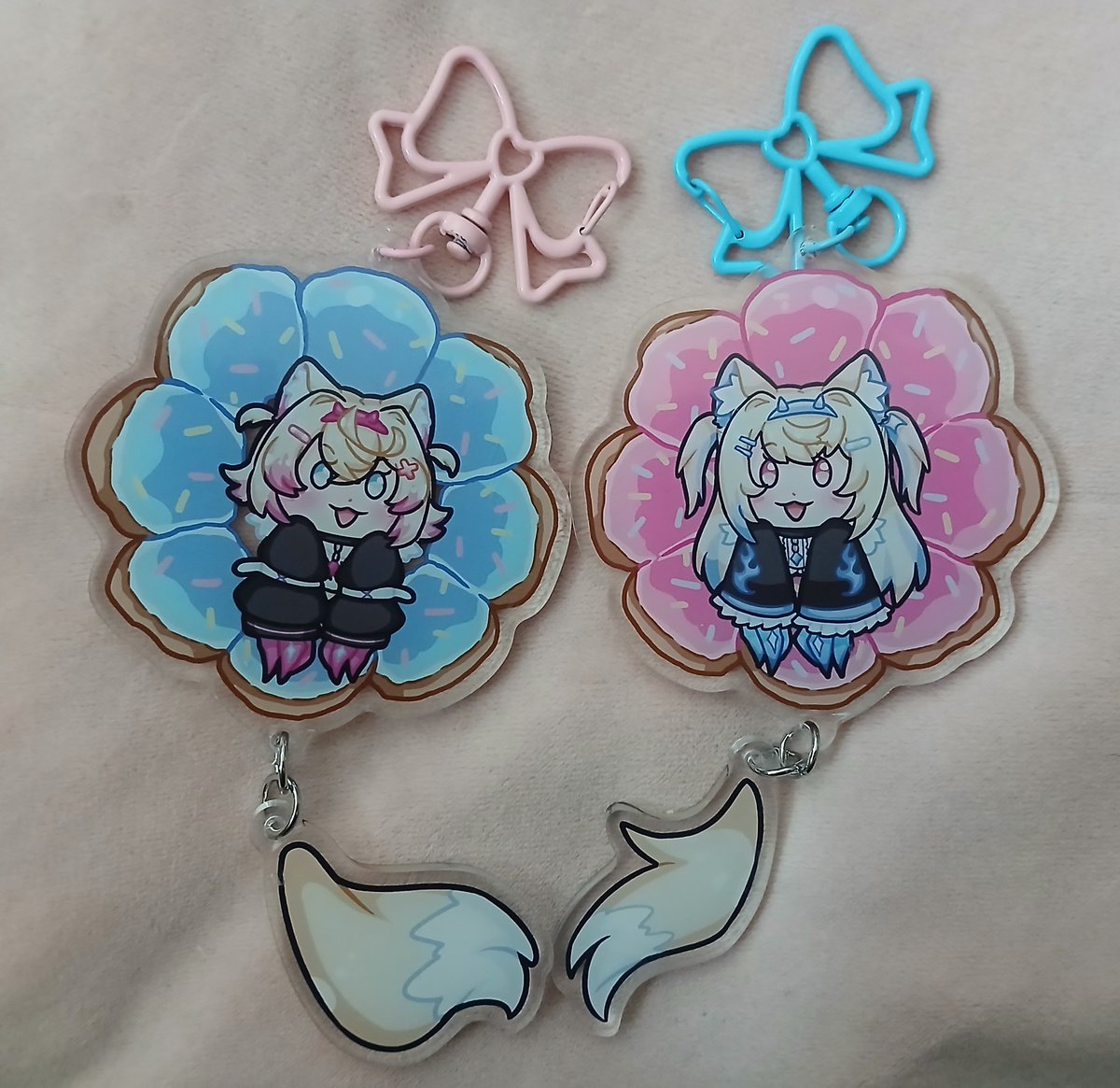 My fuwamoco donut keychains came in! They came out so cute I wanna cry
 🩷😭💙 Baubau!!! 

#FWMCpix #hololiveEN